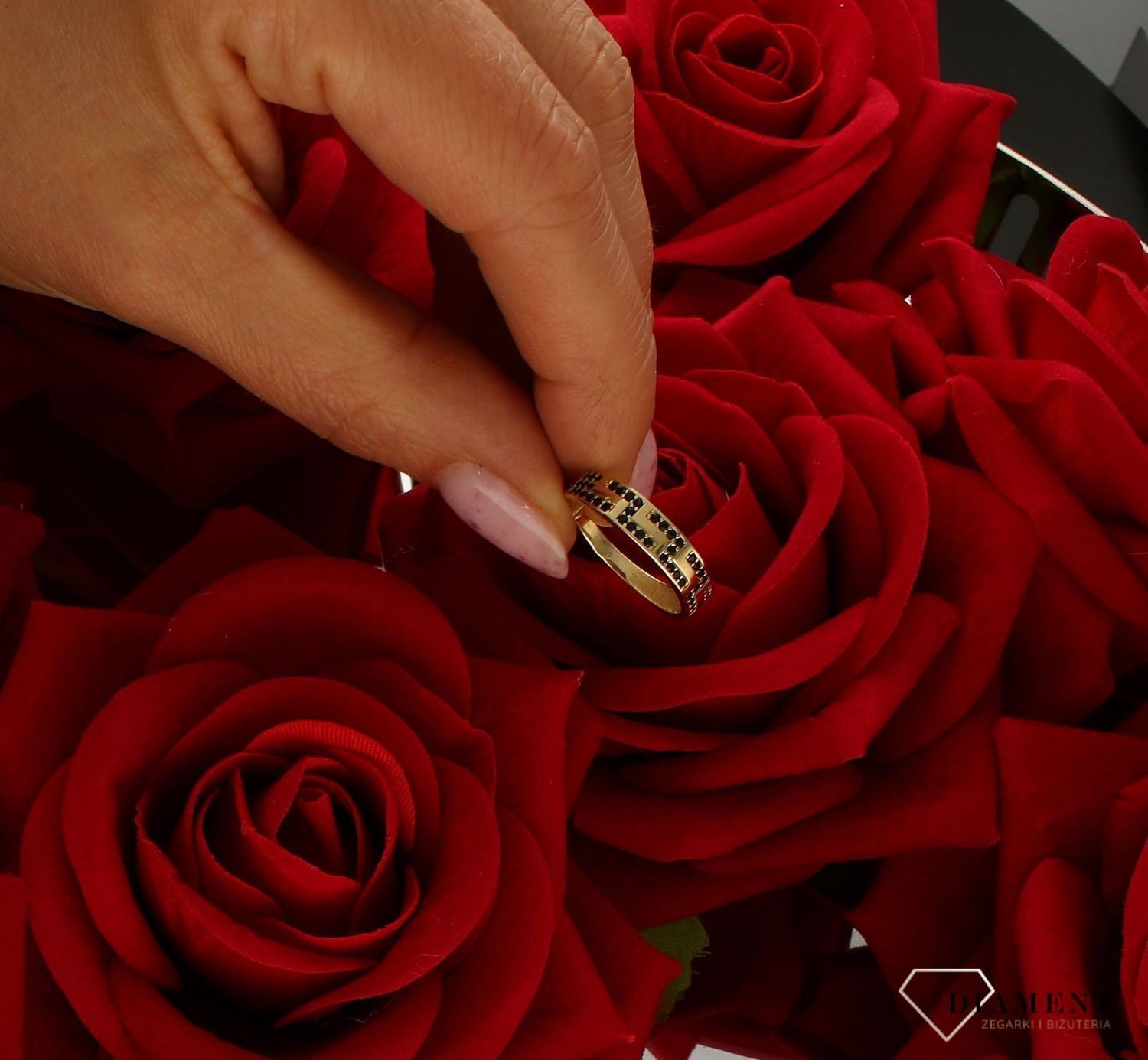 Złoty pierścionek damski obrączka Droga grecka z czarną cyrkonią 375 PI 6334 375.  Złoty pierścionek obrączka. Wzór drogi grecki (2).jpg